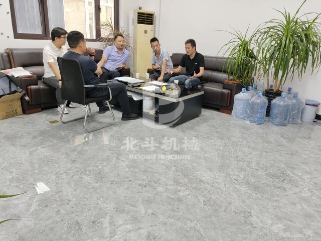 便攜式鋸末粉碎機性能優(yōu)異吸引客戶來訪